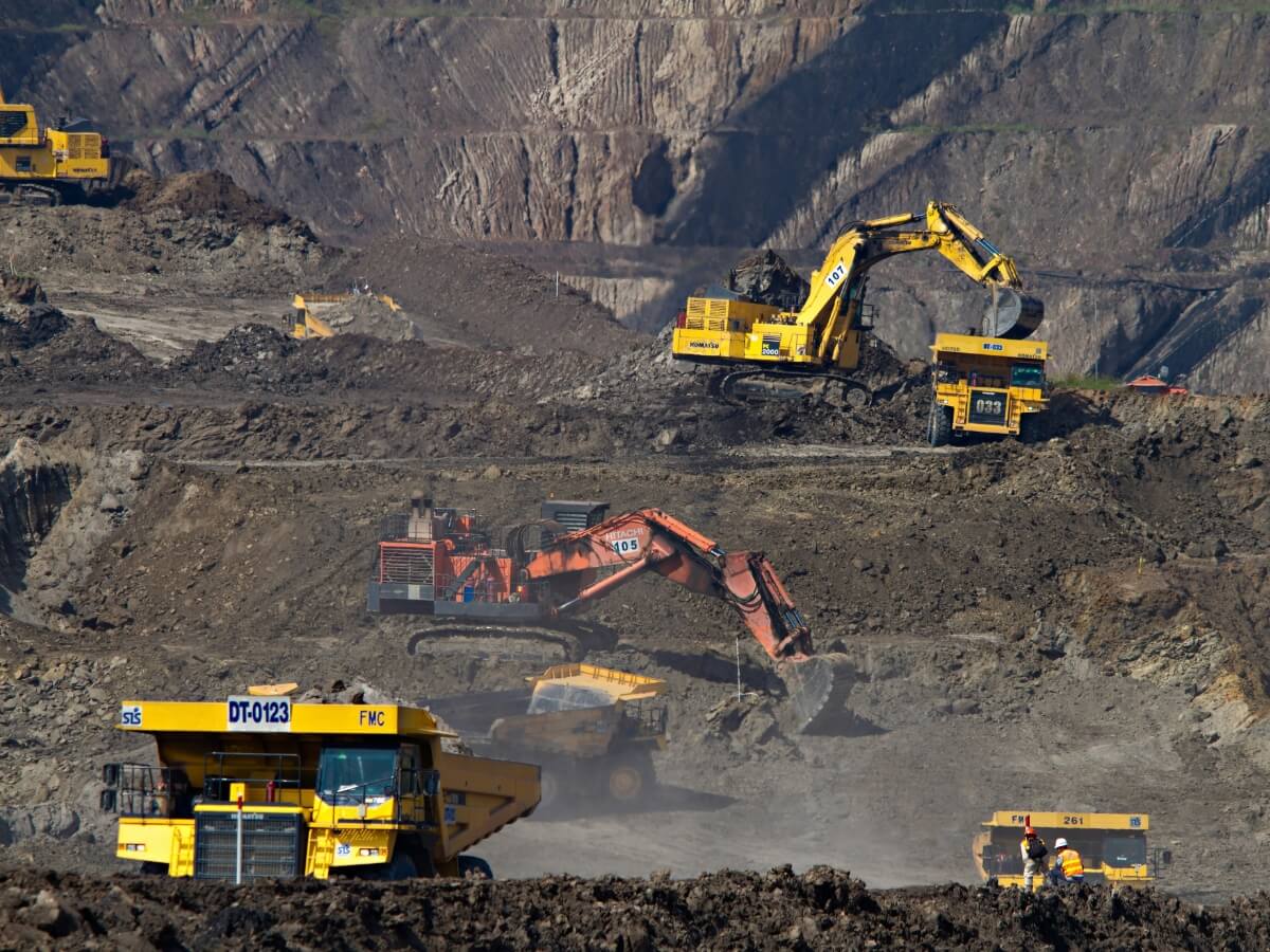 Maquinaria pesada en operación minera. Sector minería, trabajos industriales