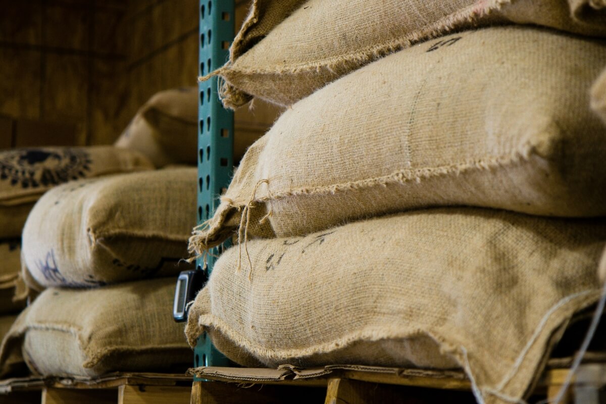 Sacos de café colombiano apilados en bodega. Café colombiano para exportación