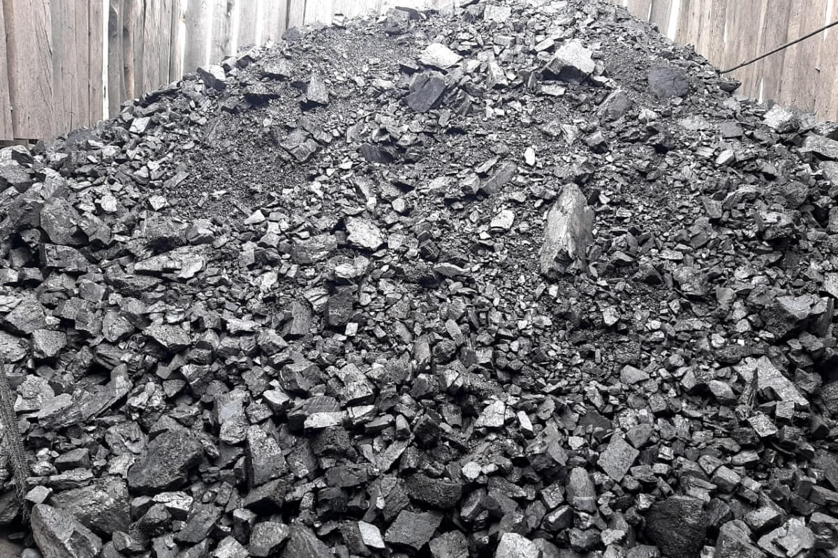 Carbón térmico en patio de acopio. GM Nexus Trading, comercio internacional de materias primas