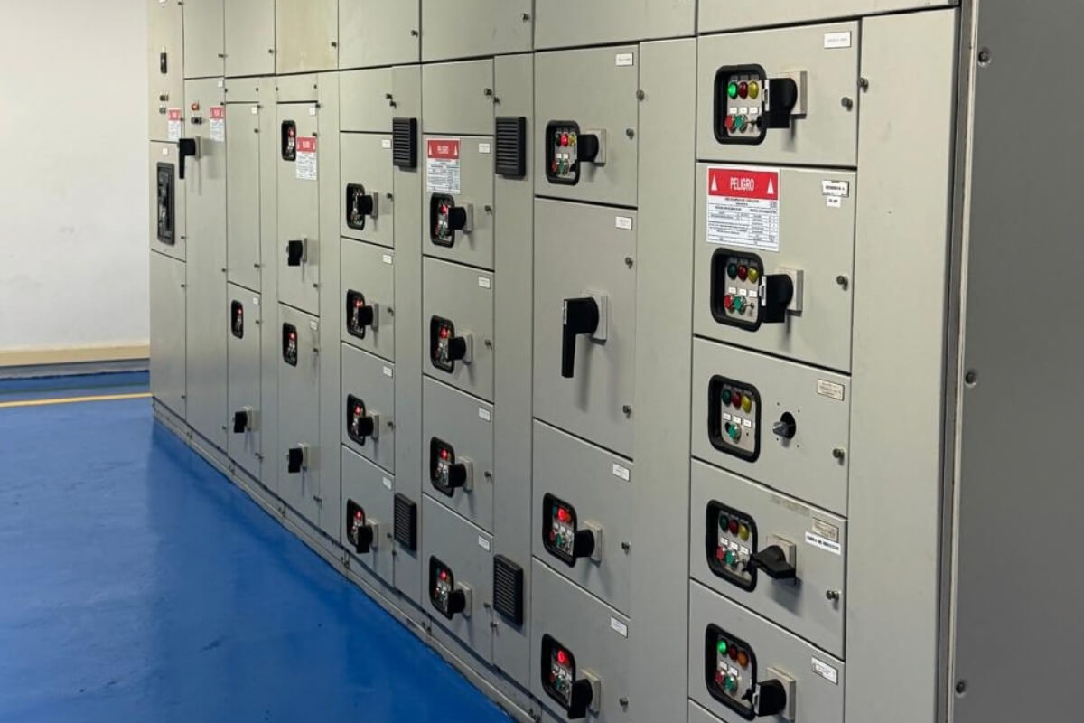 Trabajo técnico en instalación eléctrica industrial
