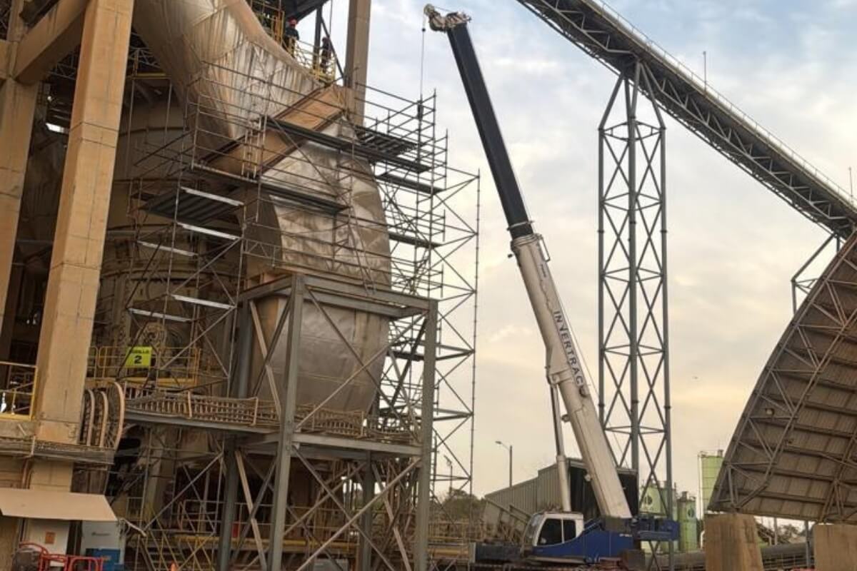 Montaje de estructura metálica en planta industrial