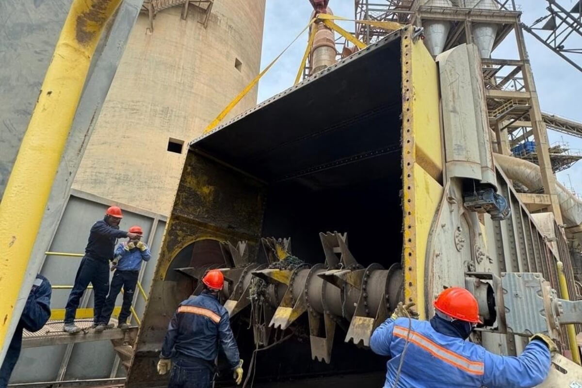 Trabajo de montaje en altura en instalación industrial