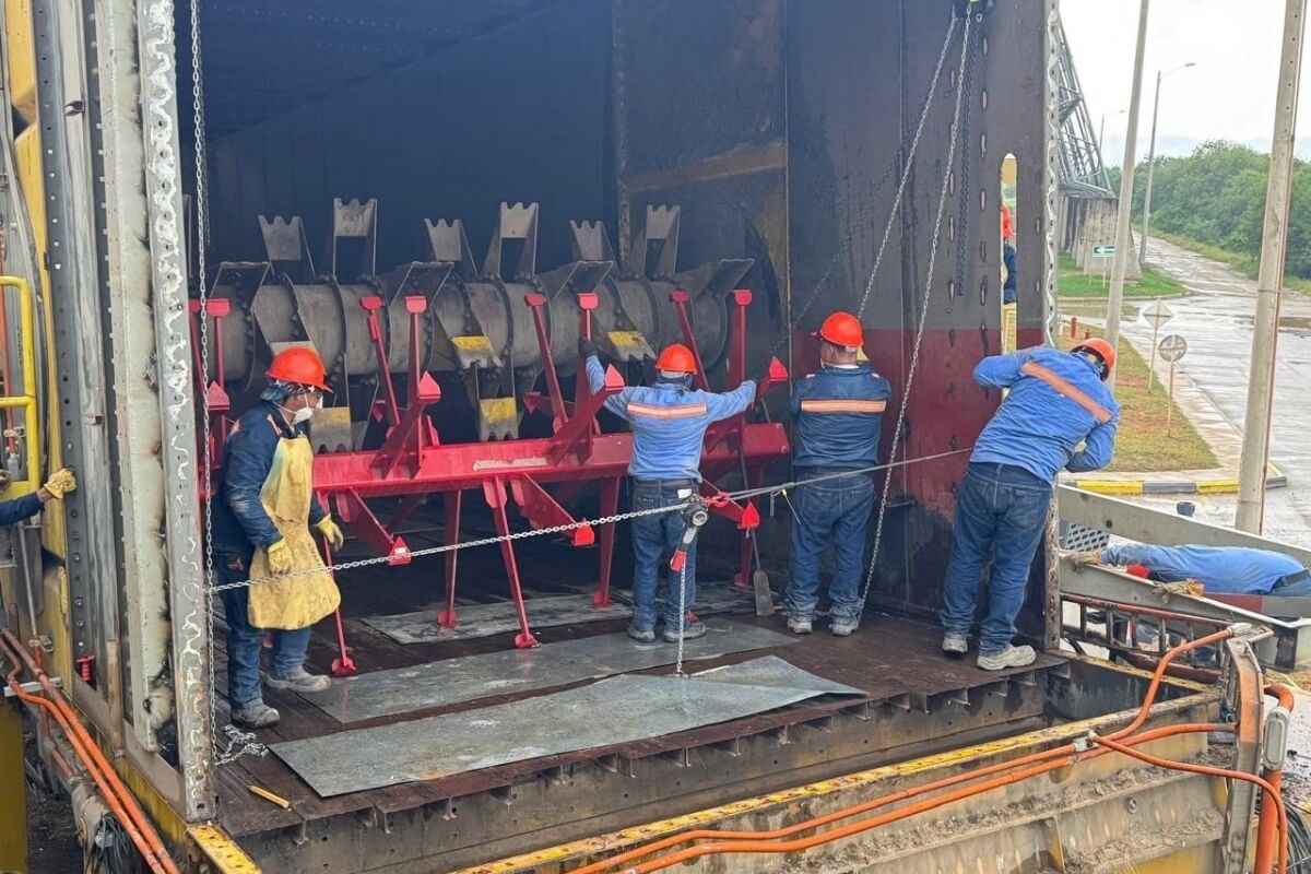 Montaje de estructura en planta industrial en operación