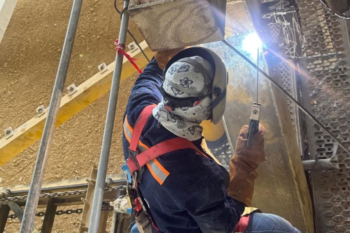 Soldadura especializada sobre estructura metálica