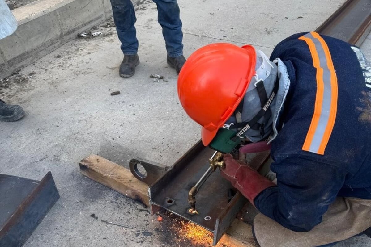 Trabajo de soldadura y metalmecánica en planta