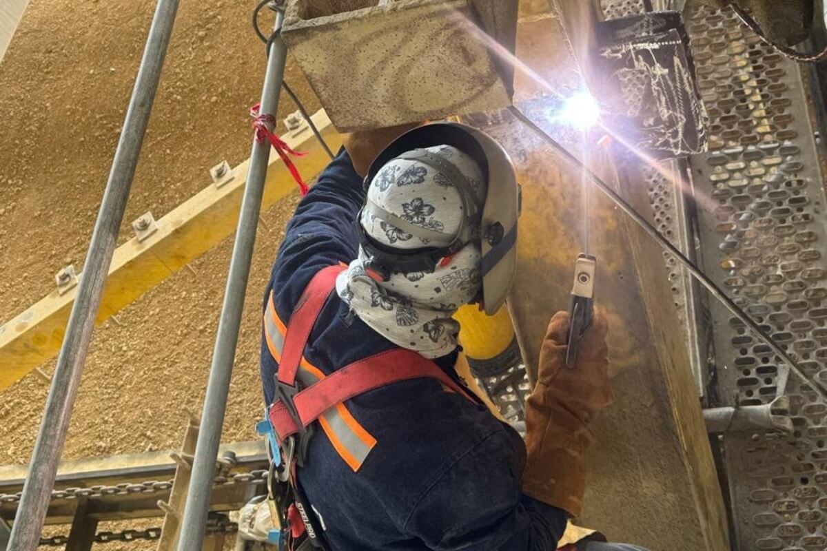 Soldador de GM trabajando en planta industrial. Fabricación especializada, soldadura y metalmecánica