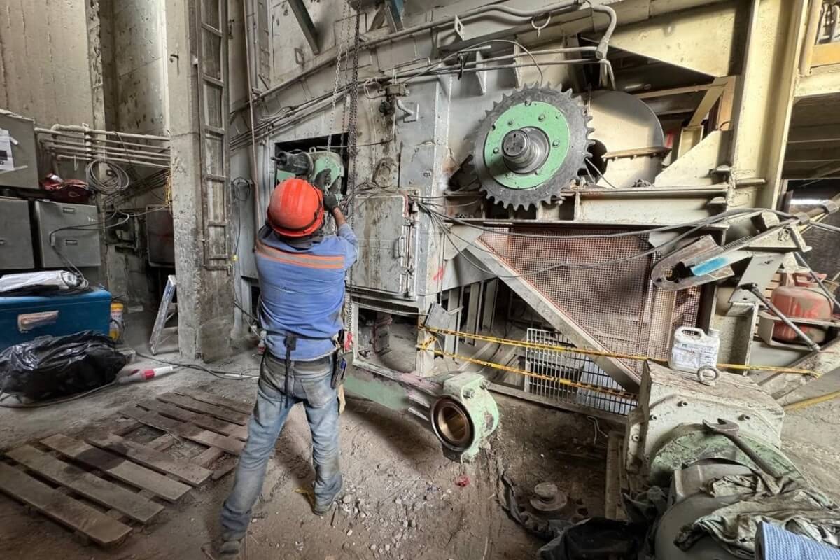 Técnico de GM en mantenimiento mecánico de equipo en planta. Mecánica y mantenimiento preventivo, correctivo y predictivo