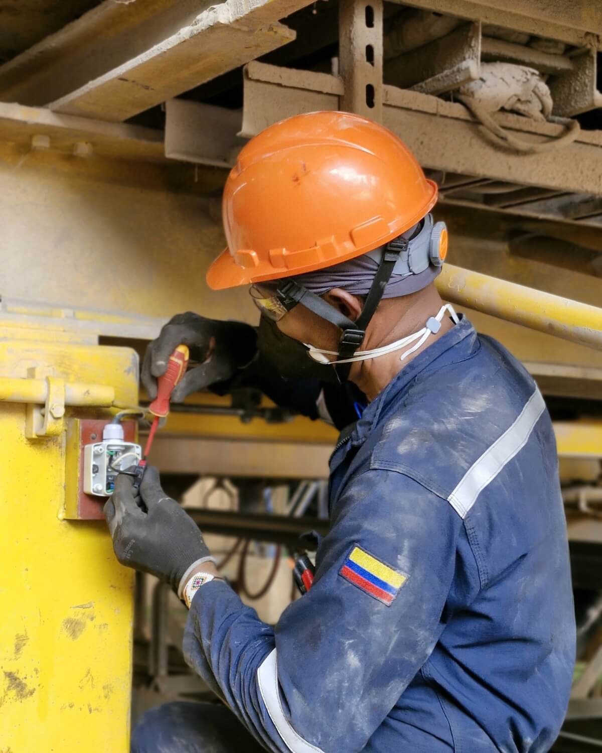 Técnico de GM en mantenimiento de equipo industrial en planta. GM Nexus Industrial, mantenimiento y montajes