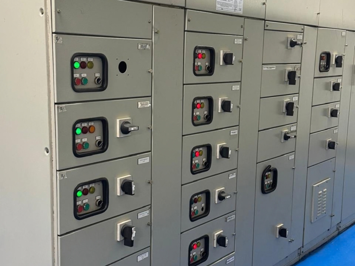 Equipo eléctrico de potencia en instalación industrial. Sector energía, mantenimiento electromecánico